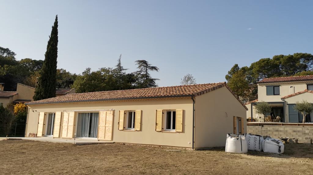 VILLA INDIVIDUELLE OSSATURE BOIS AVEC GÉNOISES (UCHAUX 84 VAUCLUSE)